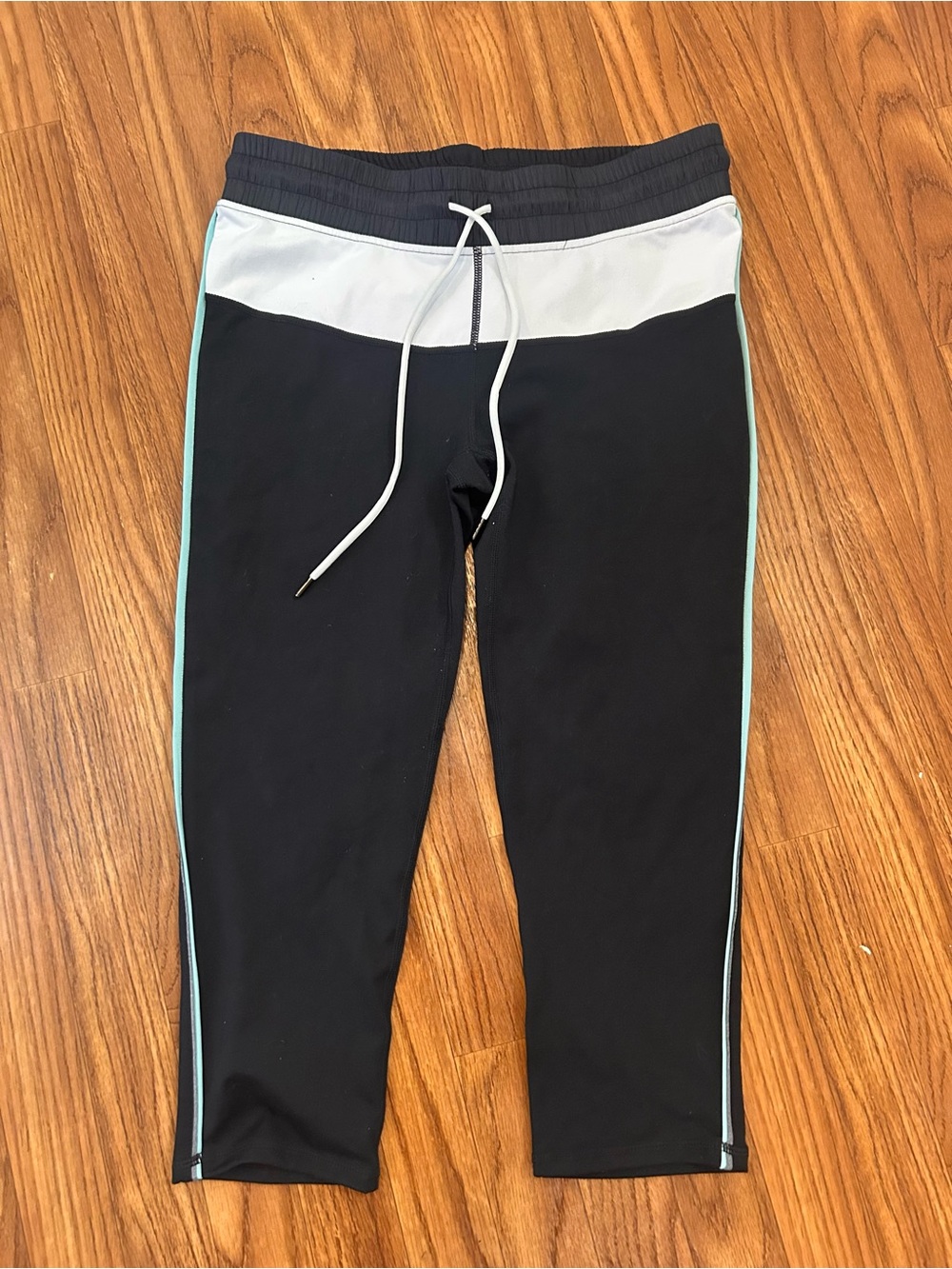 🔥Fabletics 3/4 Leggings with White Waistband and Mint Piped Sides